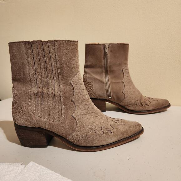 Women's Sz 8 US/ 38 EU Boho Western Beige Suede Cowgirl Style Boots Coachella - Picture 1 of 9